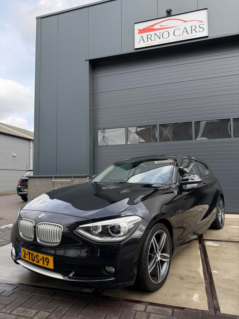 BMW 1-Serie 116i 3DR 2014 Zwart - COMPLEET IN ORDE - APK ✅, 1-Serie, 4 cilinders, Zwart, 1598 cc