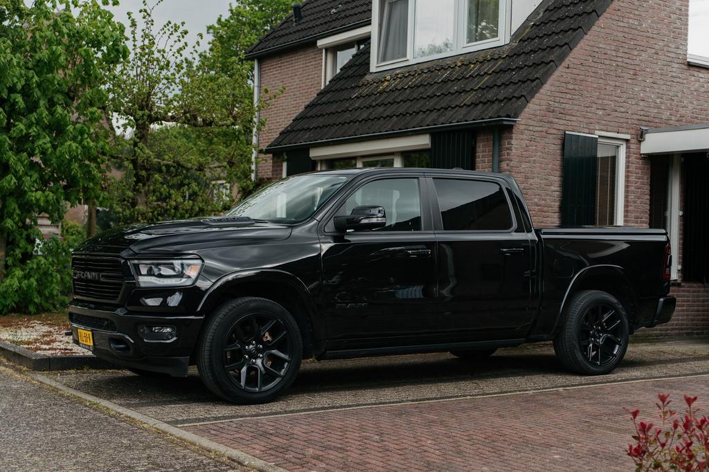 RAM 1500 Laramie Night Edition | 1e eig | Volledig dealerond, Auto's, Bestelauto's, 5654 cc, Zwart, Origineel Nederlands, Particulier
