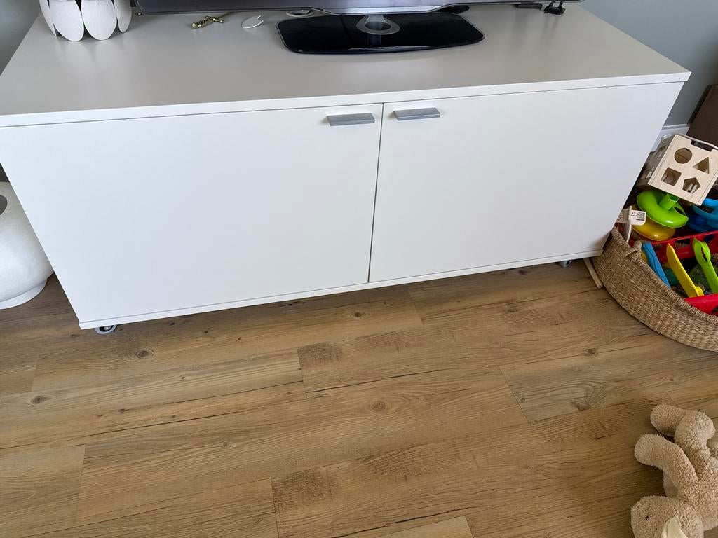 Interstar witte kast op wieltjes - 136x52cm, Huis en Inrichting, Kasten | Televisiemeubels, Gebruikt, Minder dan 100 cm, 100 tot 150 cm