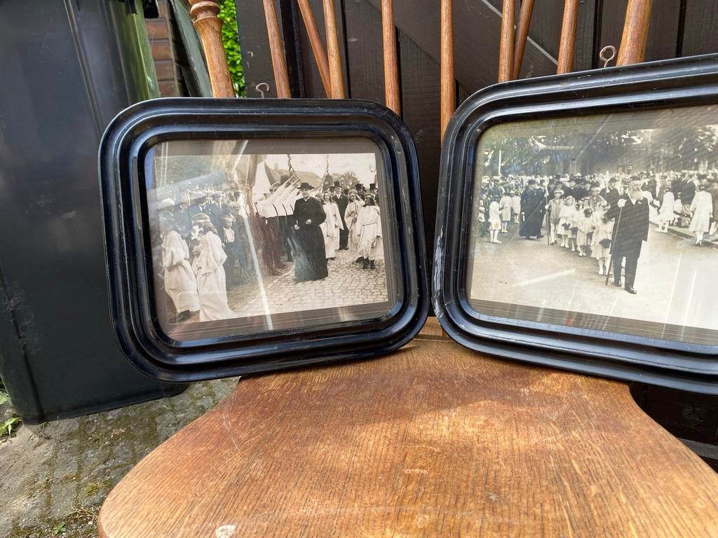 2 ingelijste foto's van priesterwijding of processie, Ophalen