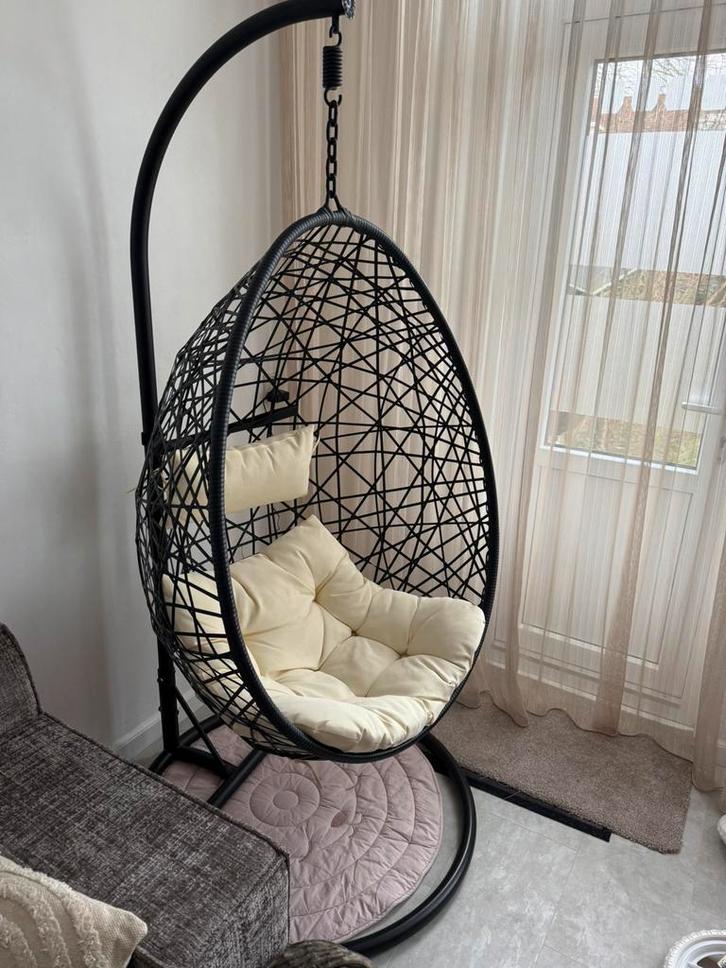 Eierstoel zwart met beige kussen, Tuin en Terras, Tuinstoelen, Zo goed als nieuw, Ophalen