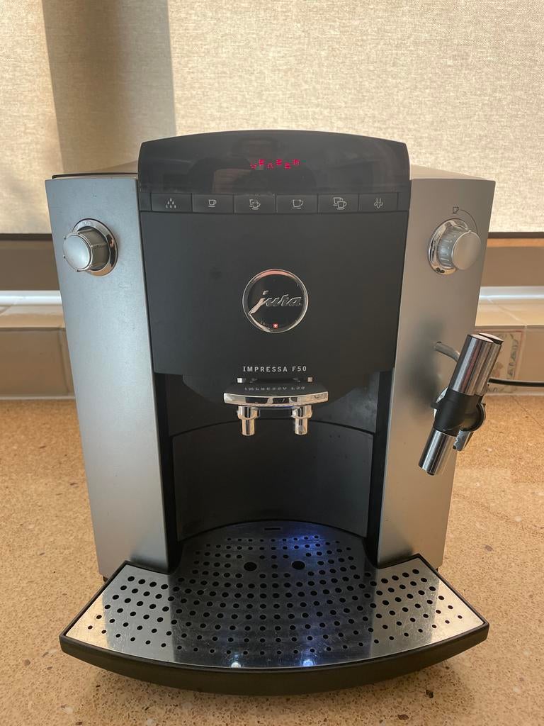 Jura Impressa F50 Espresso Apparaat, Witgoed en Apparatuur, Koffiezetapparaten, Ophalen, Afneembaar waterreservoir, Espresso apparaat