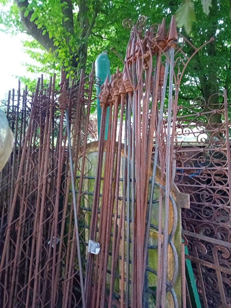Roestige hekpunten/ornamenten v hek sierhek tuindecoratie