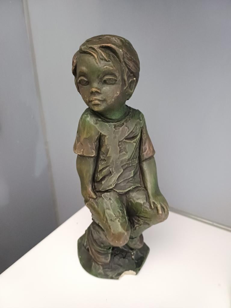 Keramisch sculptuur zittend jongentje, Verzamelen, Ophalen of Verzenden, Gebruikt, Mens