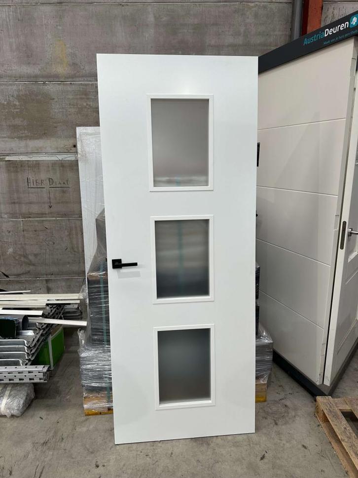 Witte binnendeur met glas 83x201,5 Stomp met melkglas OUTLET, Doe-het-zelf en Verbouw, Deuren en Horren, Zo goed als nieuw, Binnendeur