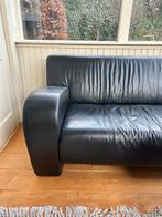 Zwarte bank (leer) - 2 zits - 142 cm breed, Huis en Inrichting, Banken | Bankstellen, Ophalen, Gebruikt, Tweepersoons, Rechte bank