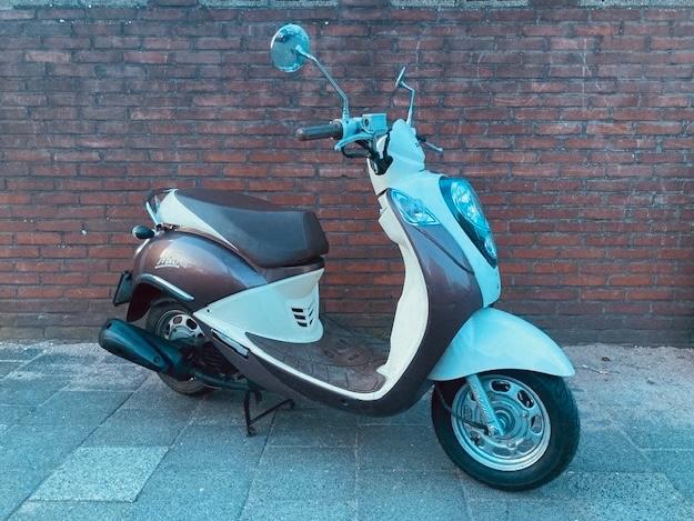 MOOIE ORIGINELE SYM MIO 100CC MOTORSCOOTER 3030KM VAN 1E EIG, Fietsen en Brommers, Scooters | SYM, Zo goed als nieuw, Mio, Benzine