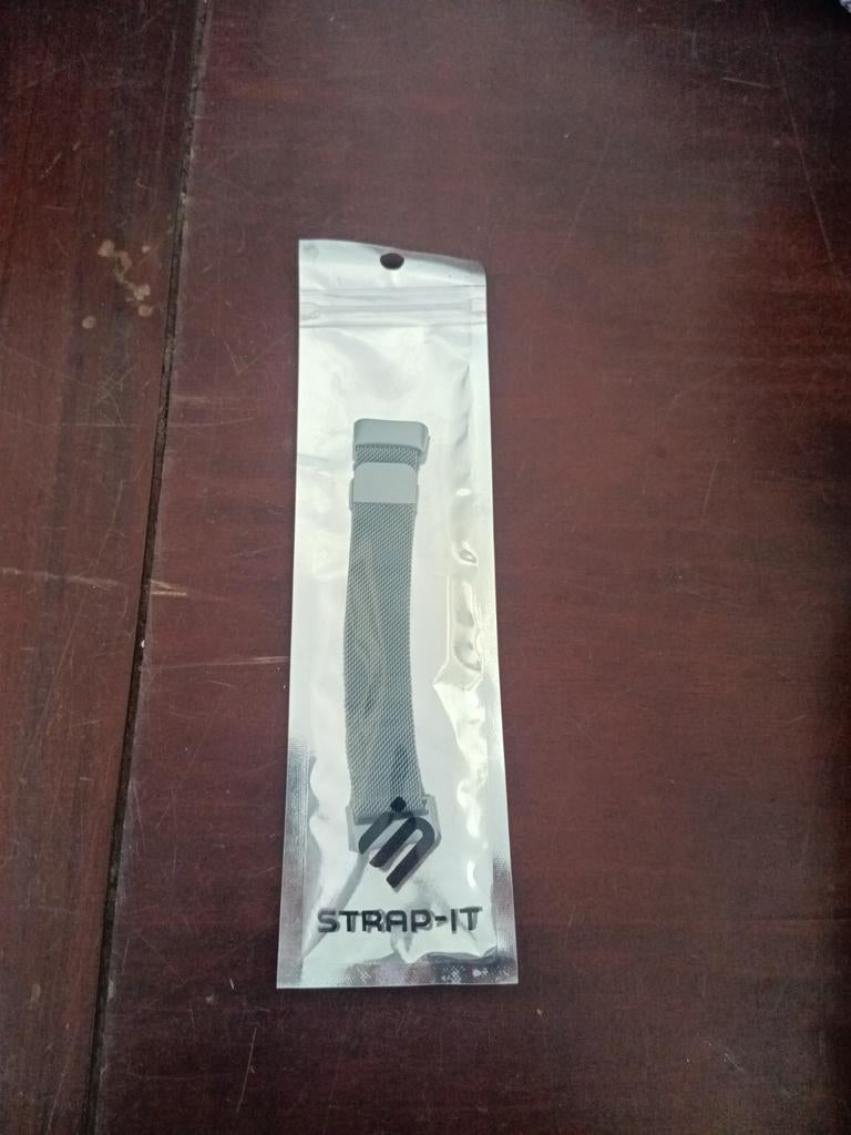 Fitbit bandje - Nieuw in verpakking, Sieraden, Tassen en Uiterlijk, Activity trackers, Ophalen of Verzenden, Nieuw, Grijs, STRAP-IT