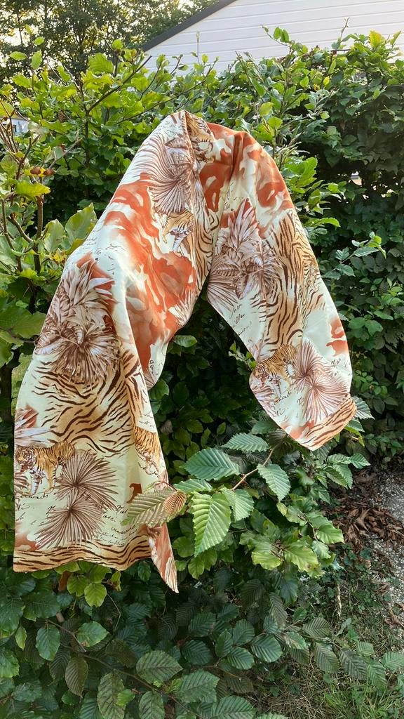 Tijgershawl met beige, roest en tekst., Ophalen of Verzenden, Zo goed als nieuw