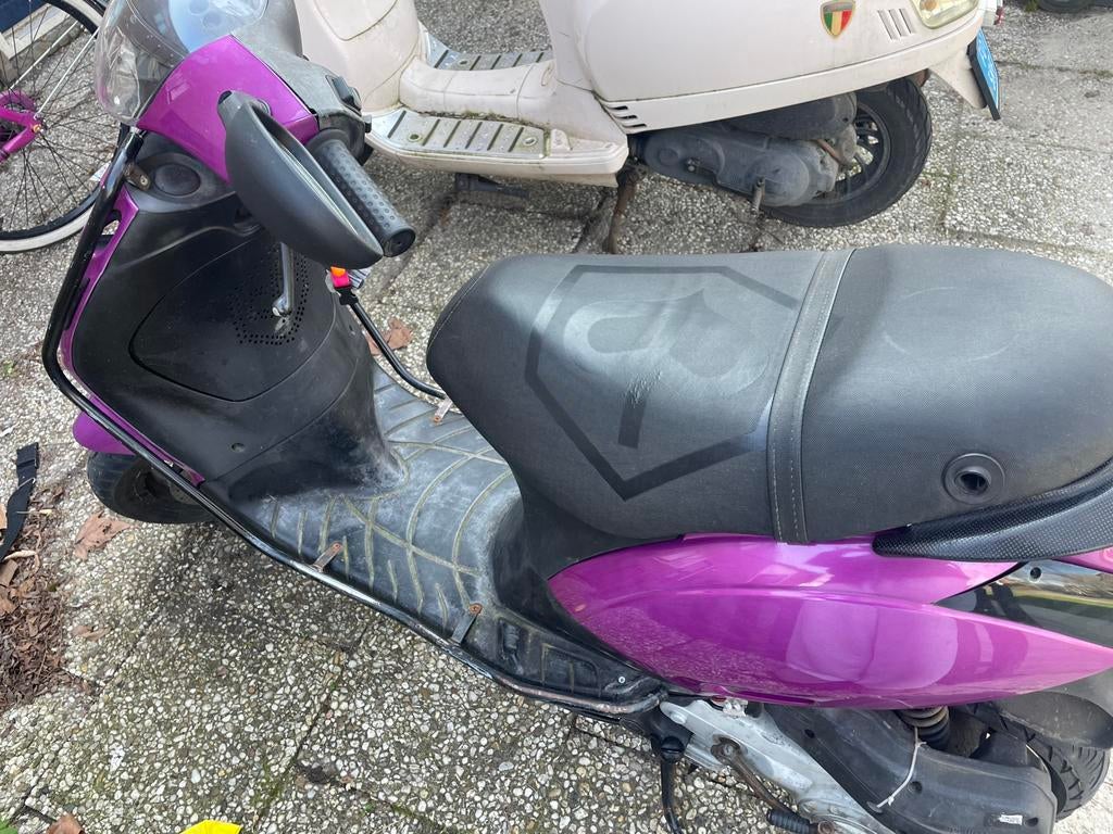 zip met akra uitlaat ruilen kan ook, Fietsen en Brommers, Scooters | Piaggio, Gebruikt, Zip, Maximaal 45 km/u, Benzine, Ophalen of Verzenden