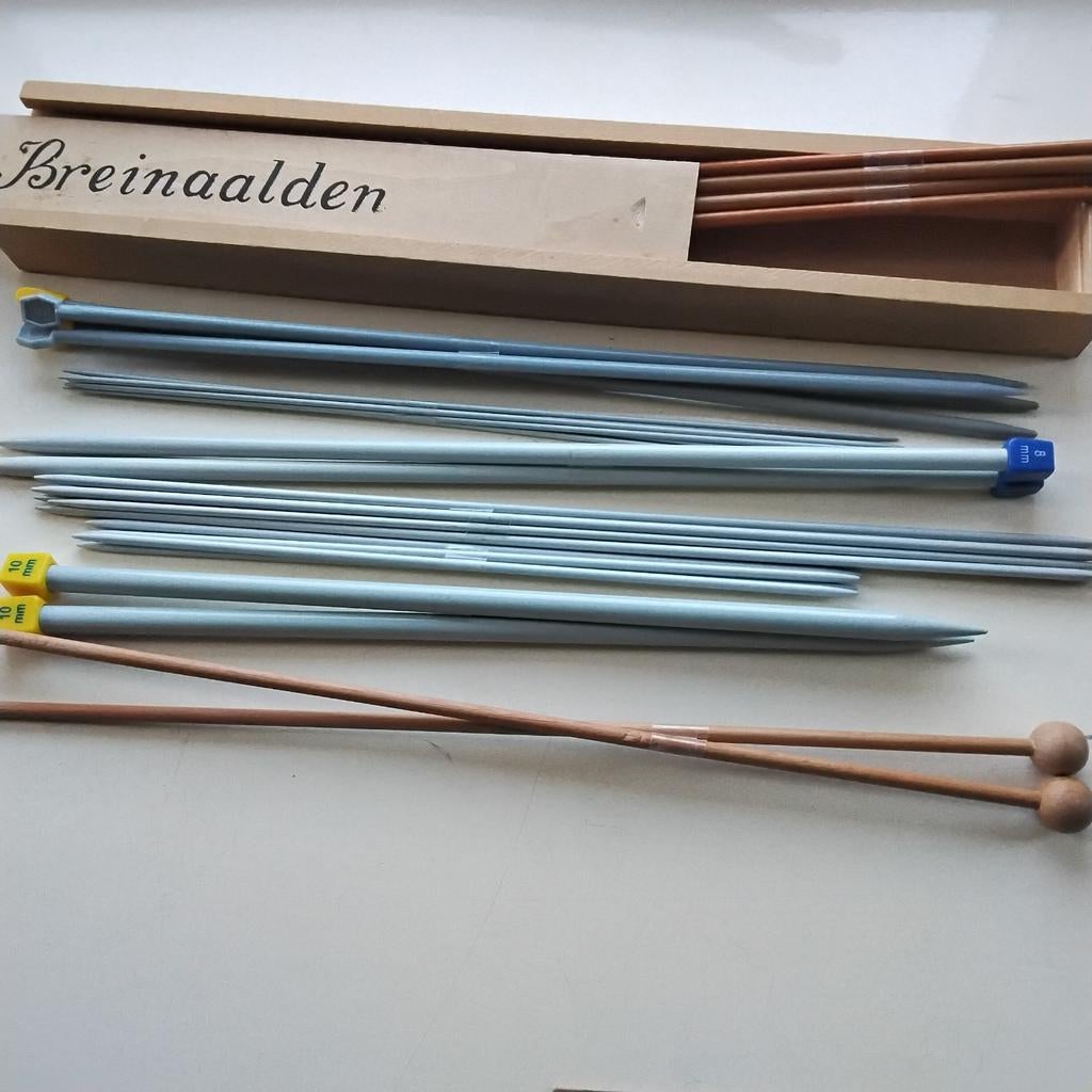 Diverse breinaalden + kistje met schuifdeksel., Hobby en Vrije tijd, Breien en Haken, Ophalen of Verzenden, Gebruikt, Breien, Naald