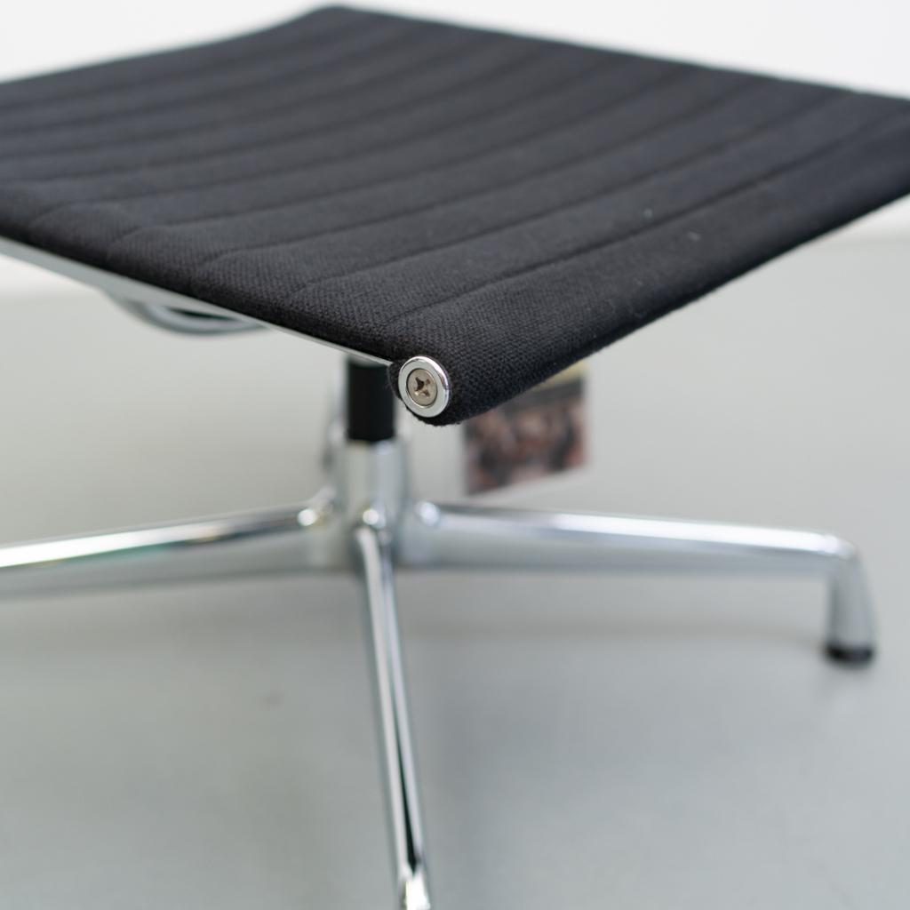 2x Vitra Eames EA 125 Hocker Zwart Hopsak - Chroom, Niet ingevuld, Zo goed als nieuw, Stof, 50 tot 75 cm