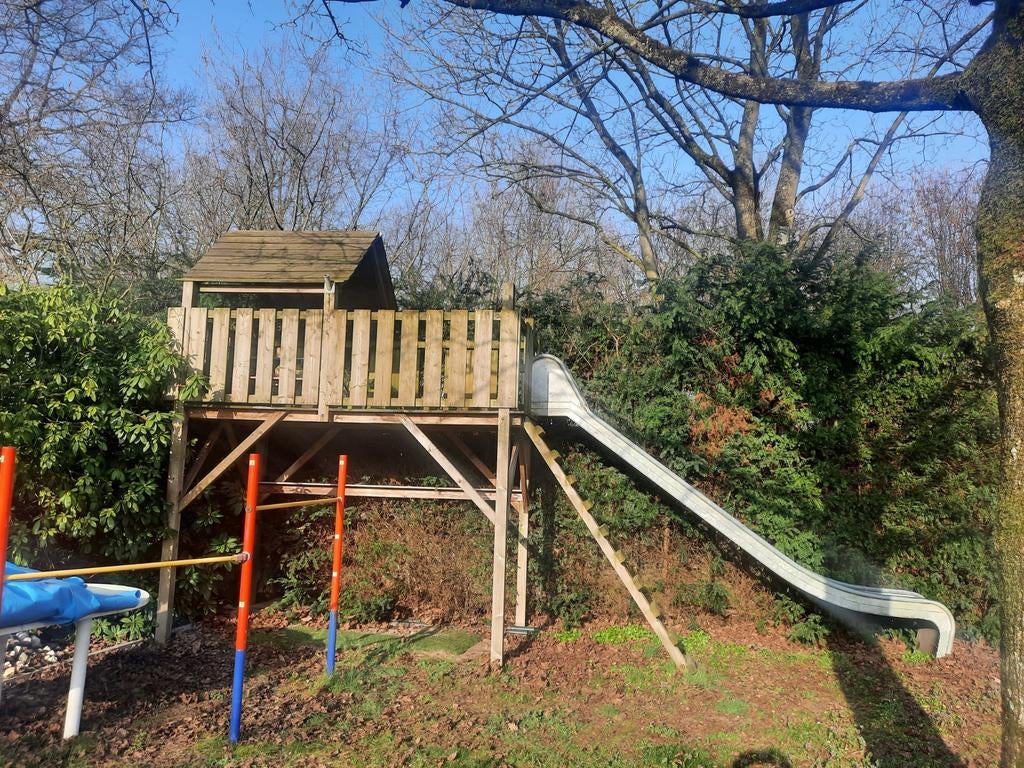 Groot speelhuis met RVS Glijbaan en Betonplex Bodem, Ophalen, Gebruikt, Hout