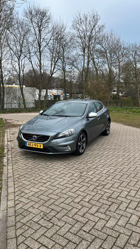 Volvo V40 T2 R-Design, Auto's, Volvo, Particulier, V40, Benzine, Hatchback, Handgeschakeld, Geïmporteerd, Zilver of Grijs, Voorwielaandrijving