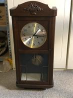 Klassieke houten klok met slinger, Ophalen