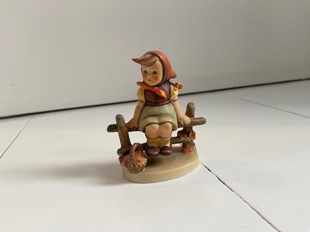 Goebel Hummel beeldje meisje op hek, Verzamelen, Beelden en Beeldjes, Ophalen of Verzenden, Zo goed als nieuw, Hummel