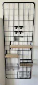 Zwart metalen wandrek met planken, mandjes en haken - Xenos, Huis en Inrichting, Woonaccessoires | Wandplanken en Boekenplanken