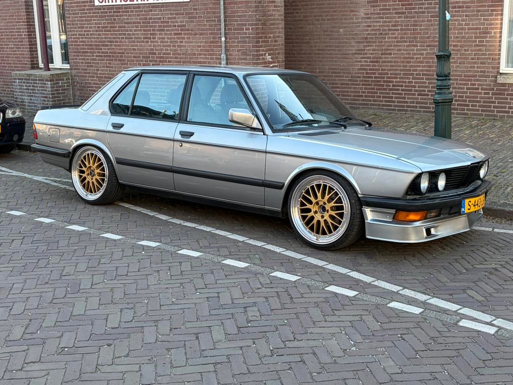 BMW 1987 Grijs, Achterwielaandrijving, 4 stoelen, Metallic lak, Handgeschakeld