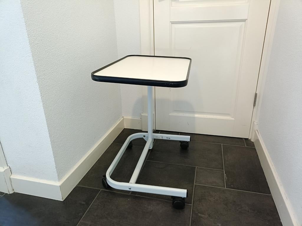 In hoogte verstelbare verrijdbare tafel, Gebruikt, Modern, functioneel, Metaal of Aluminium, 60 cm of meer