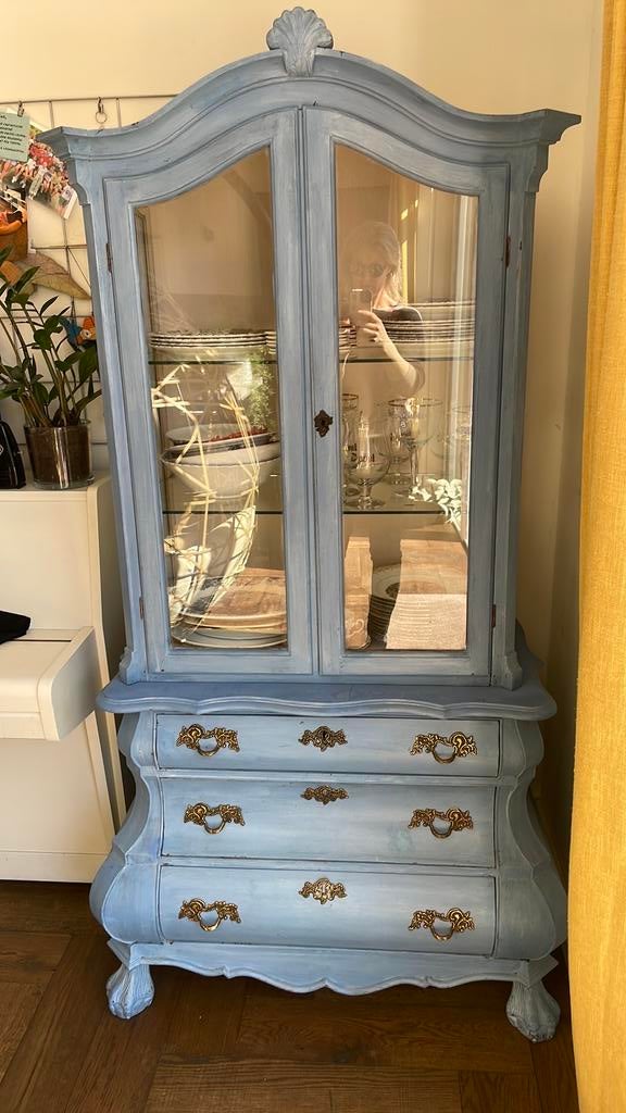 Blauw charmant buikkastje vitrinekast, Huis en Inrichting, Kasten | Vitrinekasten, Zo goed als nieuw, Minder dan 100 cm, 25 tot 50 cm