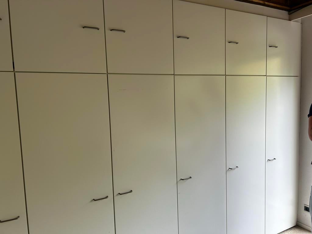 Witte inbouwkast met deuren en planken, Ophalen, Gebruikt, 200 cm of meer, 200 cm of meer