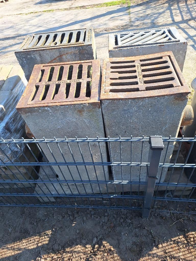 TE KOOP 4 BETONNEN STRAATKOLK EN 3 PVC STRAATKOLKEN, Ophalen, Afvoer, Gebruikt, Pvc