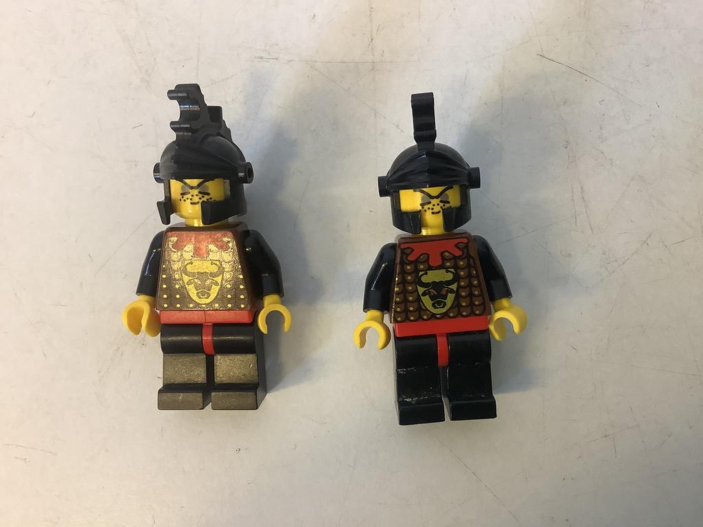 Lego minifiguur Robber 2 Black Chin-Guard Knights Kingdo, Ophalen of Verzenden, Gebruikt, Losse stenen, Lego