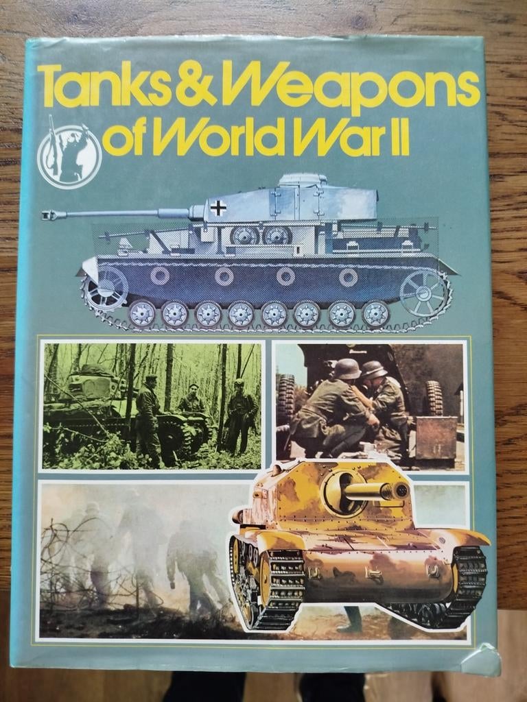 Tanks & Weapons of World War II, Ophalen of Verzenden, Landmacht, Gelezen, Tweede Wereldoorlog