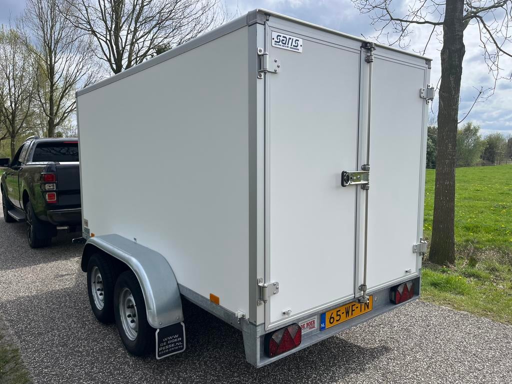 Saris NWST gesloten aanhanger 306x154x150 TANDEMASSER 2000KG, Auto diversen, Aanhangers en Bagagewagens, Ophalen, Zo goed als nieuw