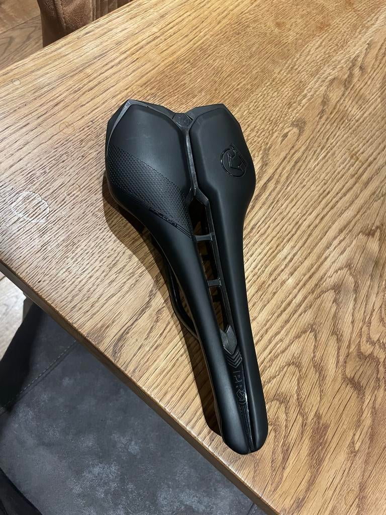 PRO Falcon Zadel 132 mm, Fietsen en Brommers, Kunststof, Ophalen of Verzenden, Zo goed als nieuw, Zadel