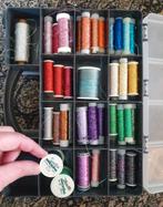 gevuld dubbelzijdig koffertje 70 klosjes borduur garen, Hobby en Vrije tijd, Verzenden, Garen of Naald(en)