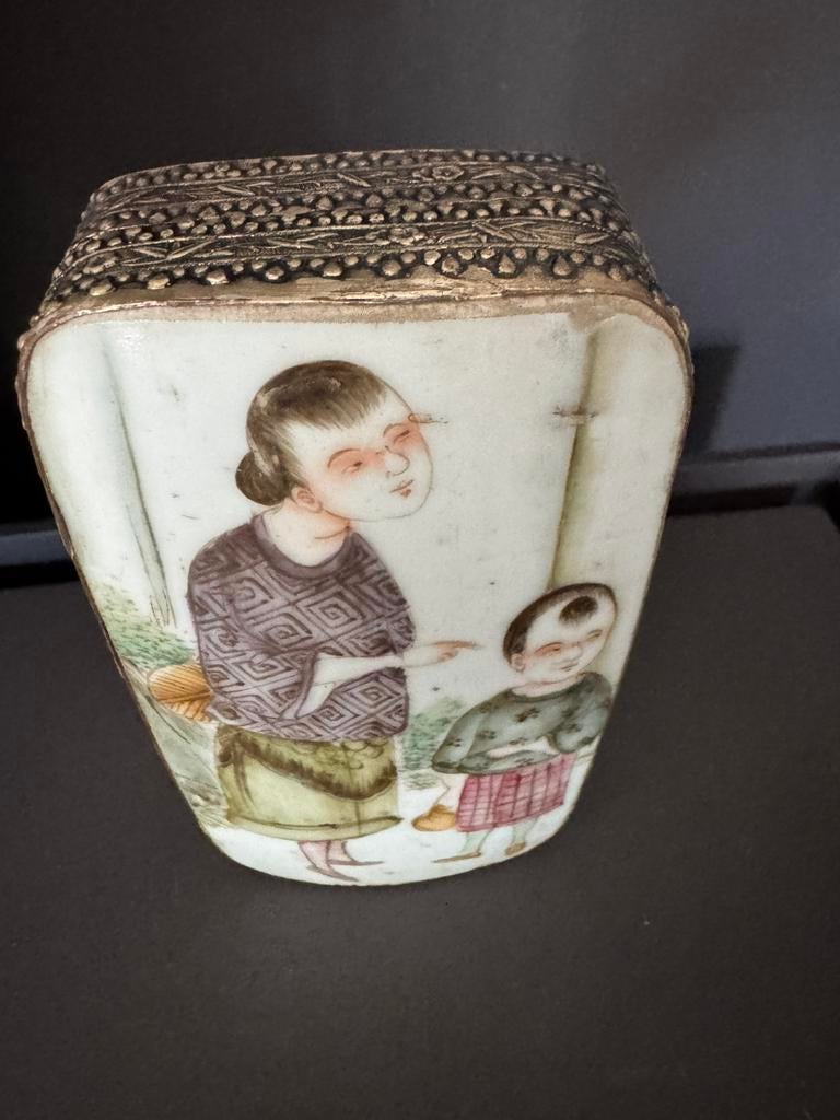 Chinese beschilderde ( porseleinen)doos met figuren, Antiek en Kunst, Antiek | Woonaccessoires, Verzenden
