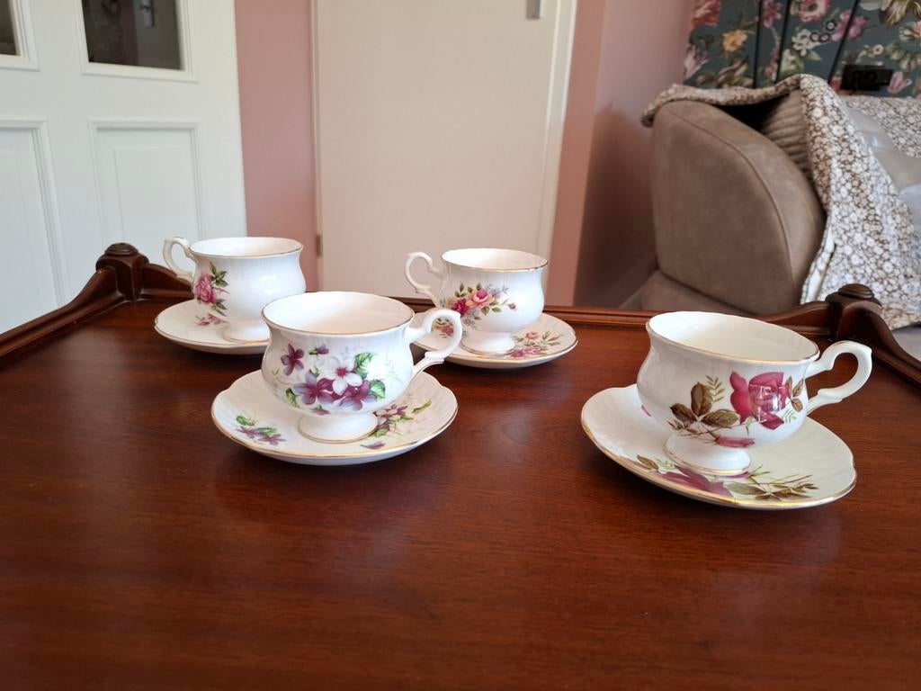 4 Staffordshire kopjes met bloemmotief, Huis en Inrichting, Keuken | Servies, Ophalen of Verzenden, Zo goed als nieuw, Overige stijlen