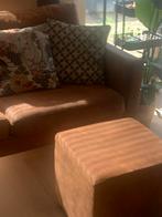 Cognac kleurige hoekbank (Leen Bakker, Colin) met hocker, Huis en Inrichting, Ophalen, Gebruikt, Hoekbank, 200 tot 250 cm
