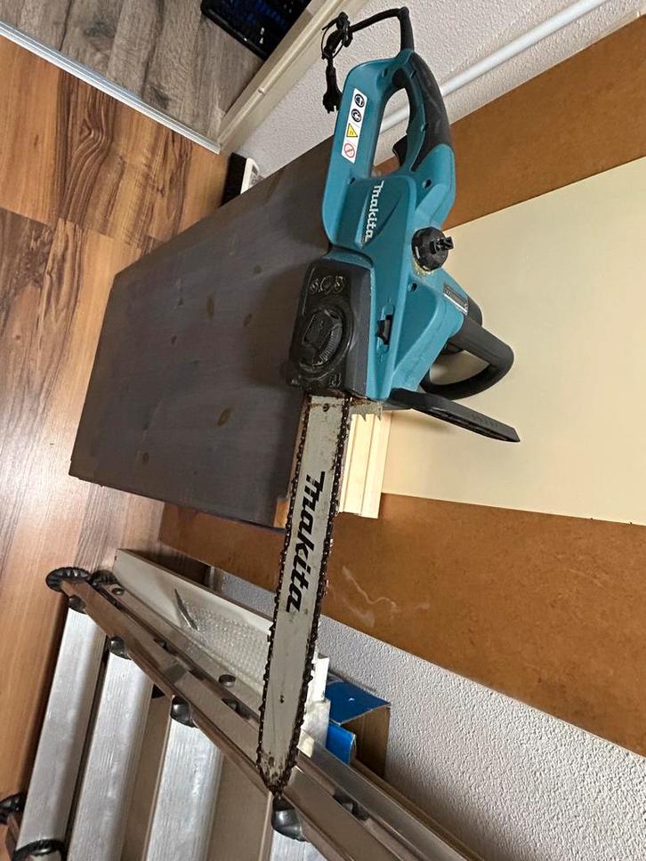 Makita Elektrische Kettingzaag, Doe-het-zelf en Verbouw, Gereedschap | Zaagmachines, Zo goed als nieuw, Kettingzaag, 1200 watt of meer