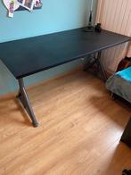 Ikea bureau zwart met grijze verstelbare stalen poten, Ophalen, In hoogte verstelbaar, Zo goed als nieuw, Bureau