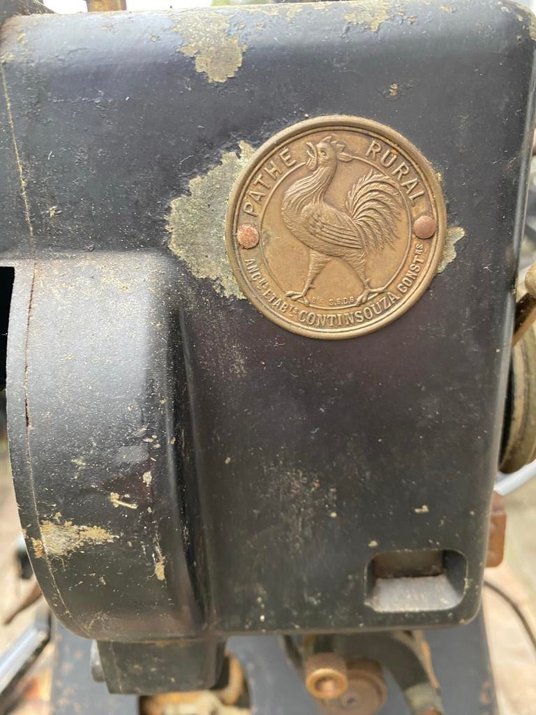 Oude Pathé Rural filmprojector in houten kist, Ophalen