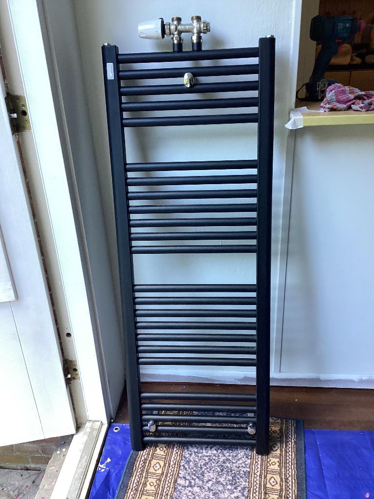 Radiator (CV) zwart., Doe-het-zelf en Verbouw, Verwarming en Radiatoren, Ophalen, Radiator, Minder dan 60 cm, Zo goed als nieuw