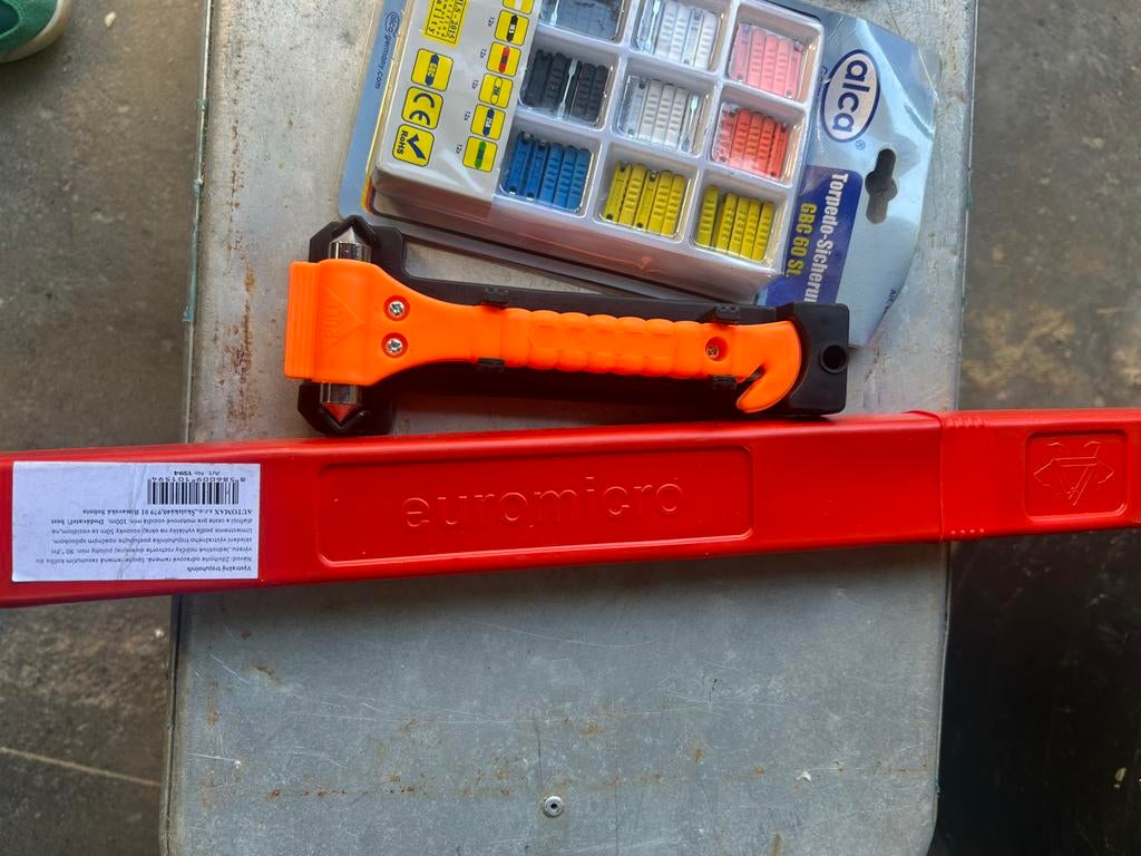 Autozekeringen, veiligheidshamer en gevarendriehoek, Ophalen, Nieuw