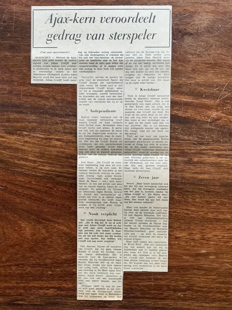 Voetbal krantenartikel Ajax Kern veroordeelt … 1973 Cruijff, Ophalen of Verzenden, Knipsel(s)