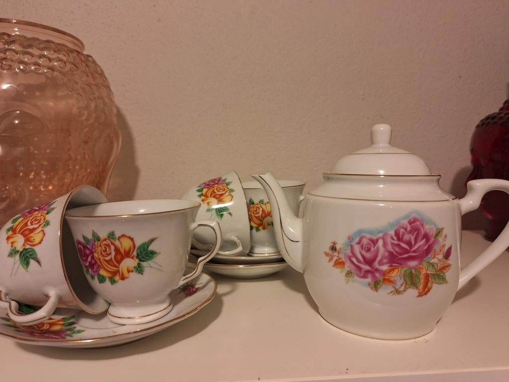 Theepot met 4 kopjes en schotels - rozen decoratie, Gebruikt, Ophalen of Verzenden, Overige stijlen, Kop(pen) en/of Schotel(s)