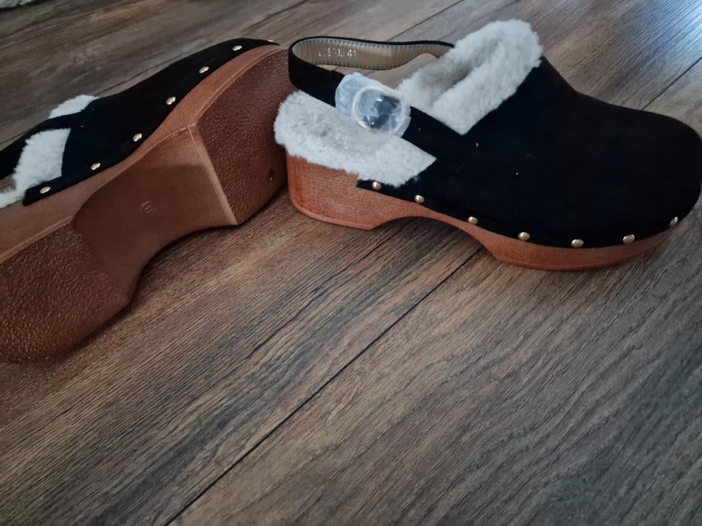 Zwarte klompen met bont en houten zool, Ophalen of Verzenden
