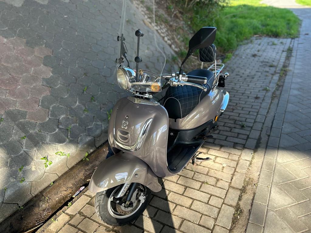 Grijze scooter met windscherm, Fietsen en Brommers, Ophalen, Gebruikt, Overige typen, Overige merken