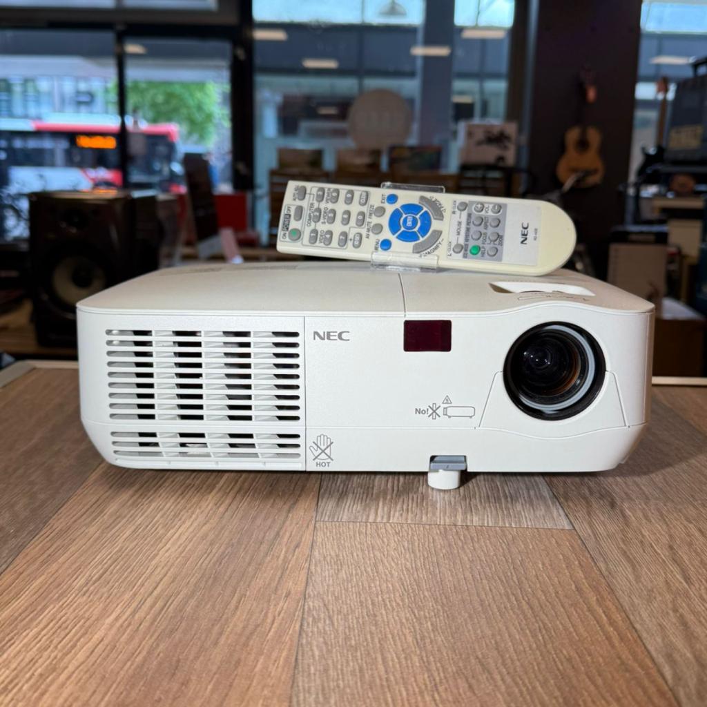 NEC NP210 Beamer | Incl AB | Nette staat met garantie, Audio, Tv en Foto, Beamers, Panasonic, Zo goed als nieuw, Support@panasonic.com