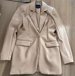 Camelkleurige lederlook blazer van Nikkie maat 34, Ophalen of Verzenden, Zo goed als nieuw, Maat 34 (XS) of kleiner, Zwart