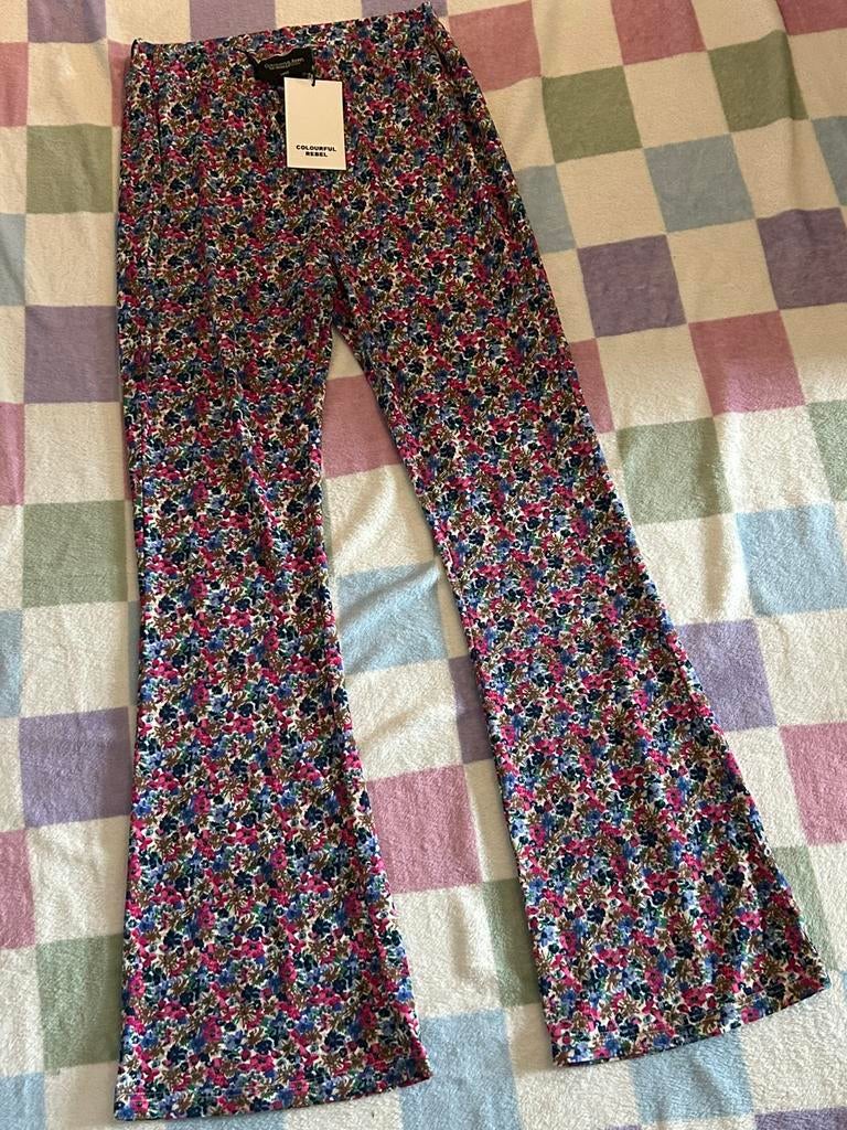 Colourful Rebel flared pants flower, maat L, Kleding | Dames, Broeken en Pantalons, Ophalen of Verzenden, Nieuw, Maat 42/44 (L)