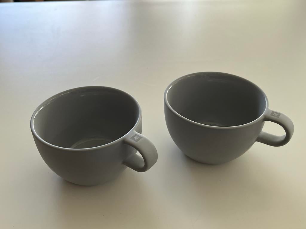 Twee grijze Nespresso kopjes, Huis en Inrichting, Keuken | Servies, Keramiek, Nieuw, Ophalen of Verzenden, Effen