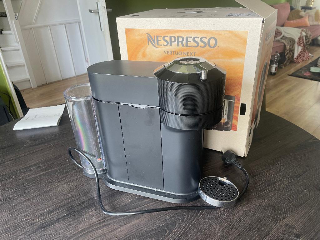 Nespresso Vertuo Next + 100+ cups (complete set), Witgoed en Apparatuur, Koffiezetapparaten, Ophalen, Gebruikt, Koffiemachine