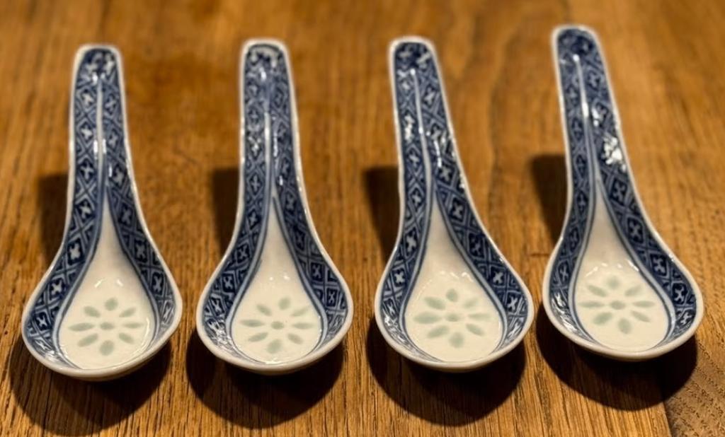 Vier vintage lepels van Chinees ‘rijstkorrel’ porselein, Antiek en Kunst, Ophalen of Verzenden