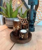 Houtsnijwerk: drie houten waxinelichthouders met plateau, Ophalen of Verzenden, Zo goed als nieuw